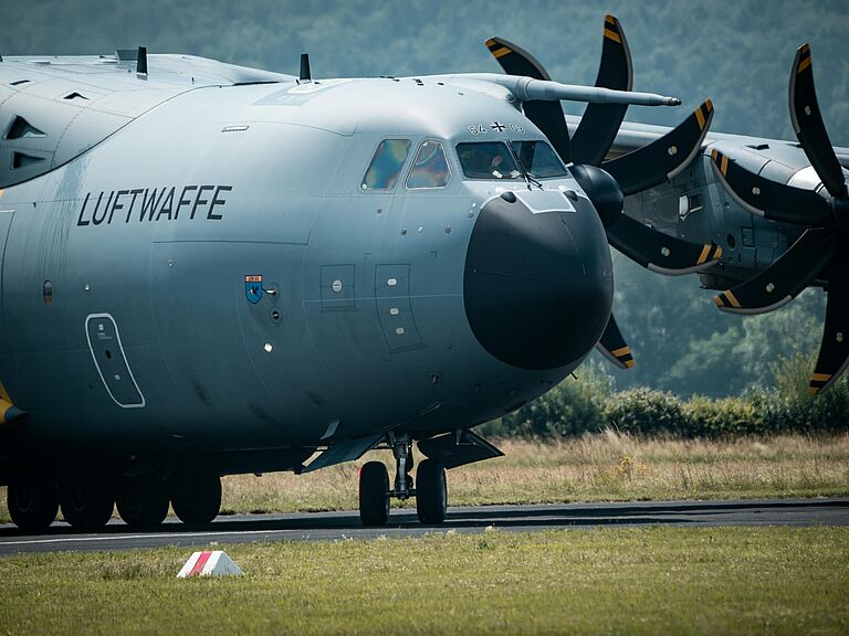 A400 M im Feldeinsatz auf staubiger Landebahn